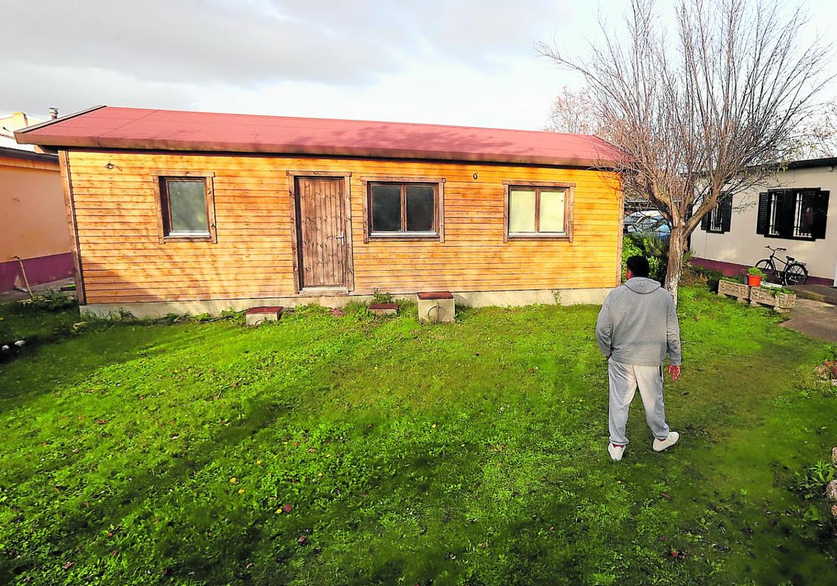 El albergue está acabado a falta de la acera perimetral.