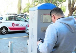 Un usuario obtiene el tique de estacionamiento al tiempo que un vehículo de la OTA con cámara controla la zona.
