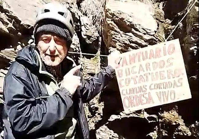 Imagen de Vallés compartida en sus redes sociales con el cartel reividicativo tras retirar las clavijas.