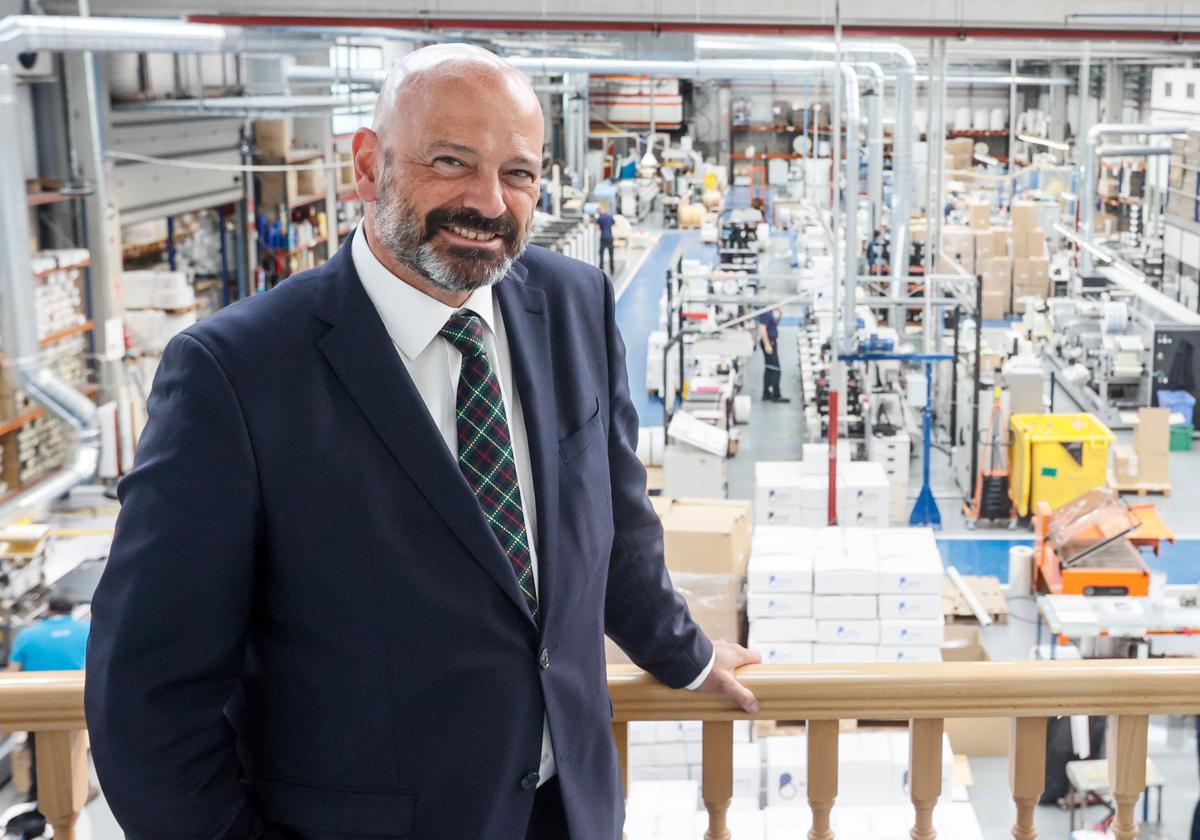 Guillermo Buces en la planta de su empresa, Biolid, en Basauri.