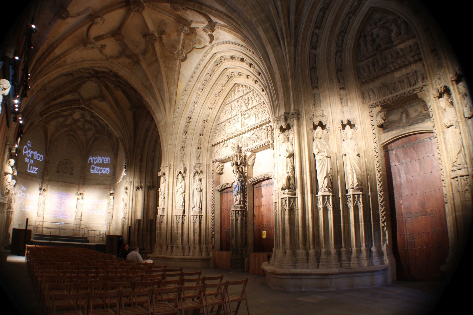 Las imágenes del nuevo alumbrado y la maqueta de la Catedral Santa María de Vitoria