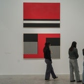 Visitantes ante la obra de Inés Medina, una de las protagonistas en la programación de Artium.