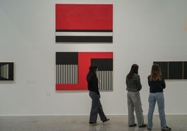 Visitantes ante la obra de Inés Medina, una de las protagonistas en la programación de Artium.