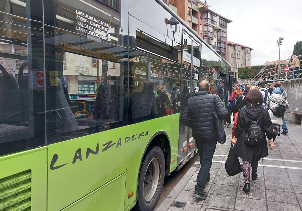 La lanzadera de Basauri une el centro del municipio con San Miguel, el barrio más alejado.
