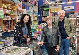 Sonia Rodríguez, quien actualmente lleva este negocio, Inma Pando, su antecesora, y José María Goitia, dueño del local e hijo de los fundadores.