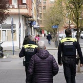 Dos policías patrullan por el barrio de Coronación.