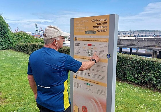 Fernando Sanguino lee los consejos para saber cómo actuar ante una emergencia química.