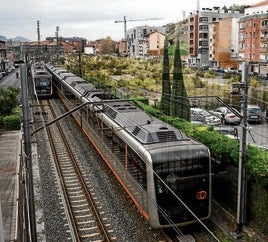 El barrio de Lamiako está dividido en dos por las vías.