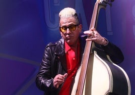 Lee Rocker, durante la actuación de Stray Cats hace seis años en Mendizabala.