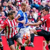 Carlos Vicente intenta superar el muro formado por Yeray y Dani Vivian en el partido del domingo.