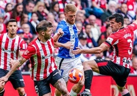 Carlos Vicente intenta superar el muro formado por Yeray y Dani Vivian en el partido del domingo.