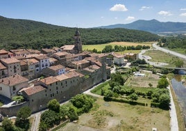 Vista aérea de la localidad amurallada de Antoñana, en el municipio de Campezo.