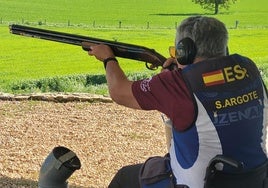 Santi Argote, concentrado, dispara los platos en una serie del Campeonato.