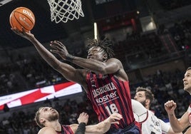 Khalifa Diop entra a canasta en el partido ante el Zaragoza.