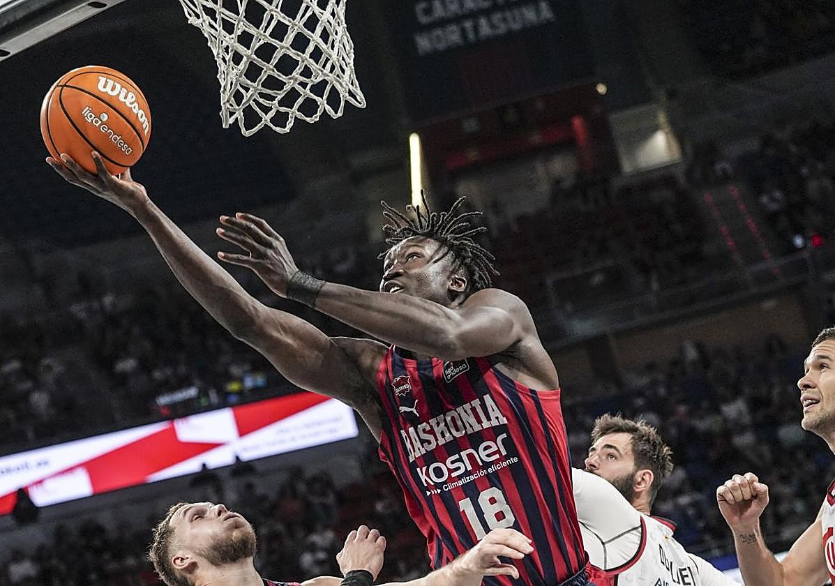 Khalifa Diop entra a canasta en el partido ante el Zaragoza.