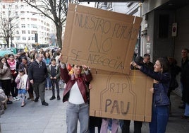 Manifestación de los alumnos de los dos colegios que iban a fusionarse en Artxanda.