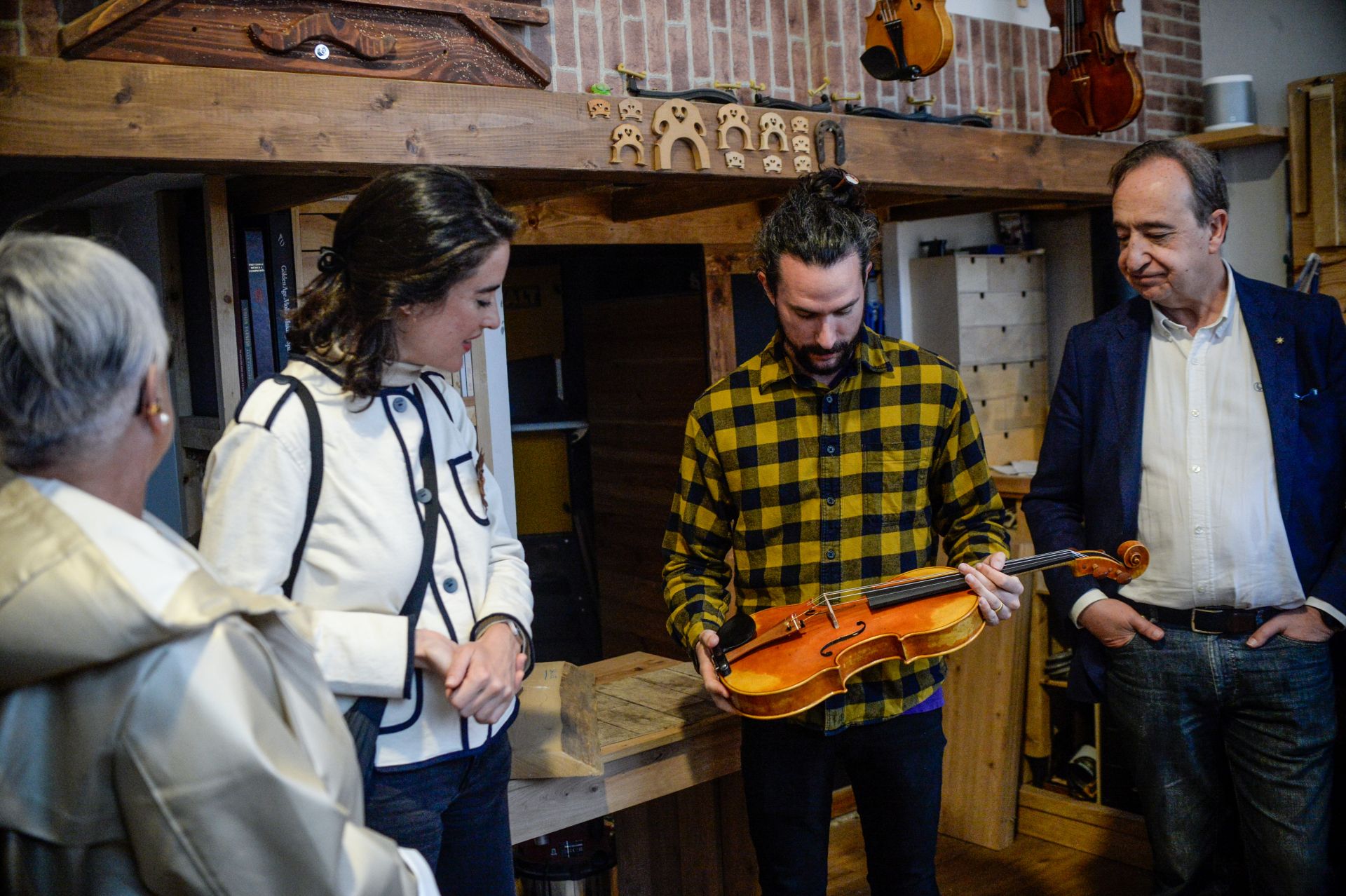 La tienda Maura Luthier, donde Salvador repara y construye a mano instrumentos de cuerda frotada.