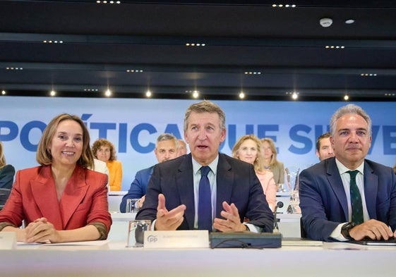 Alberto Núñez Feijóo, flanqueado por Cuca Gamarra y Elías Bendodo, reunió ayer al comité ejecutivo nacional del PP en Génova para anunciar el adelanto del congreso.
