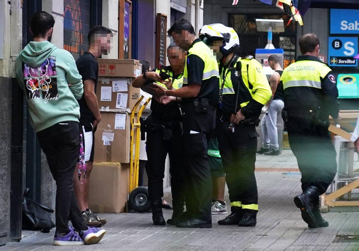 Dos detenidos en Bilbao con 30.000 euros procedentes de estafas a bazares chinos