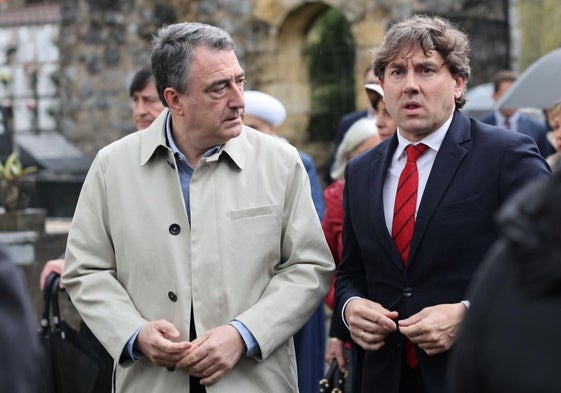 El presidente del PNV, Aitor Esteban, y el secretario general del PSE-EE, Eneko Andueza.