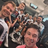 Roglic, en primer plano, con sus compañeros del Bora en el traslado a Italia.