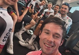 Roglic, en primer plano, con sus compañeros del Bora en el traslado a Italia.