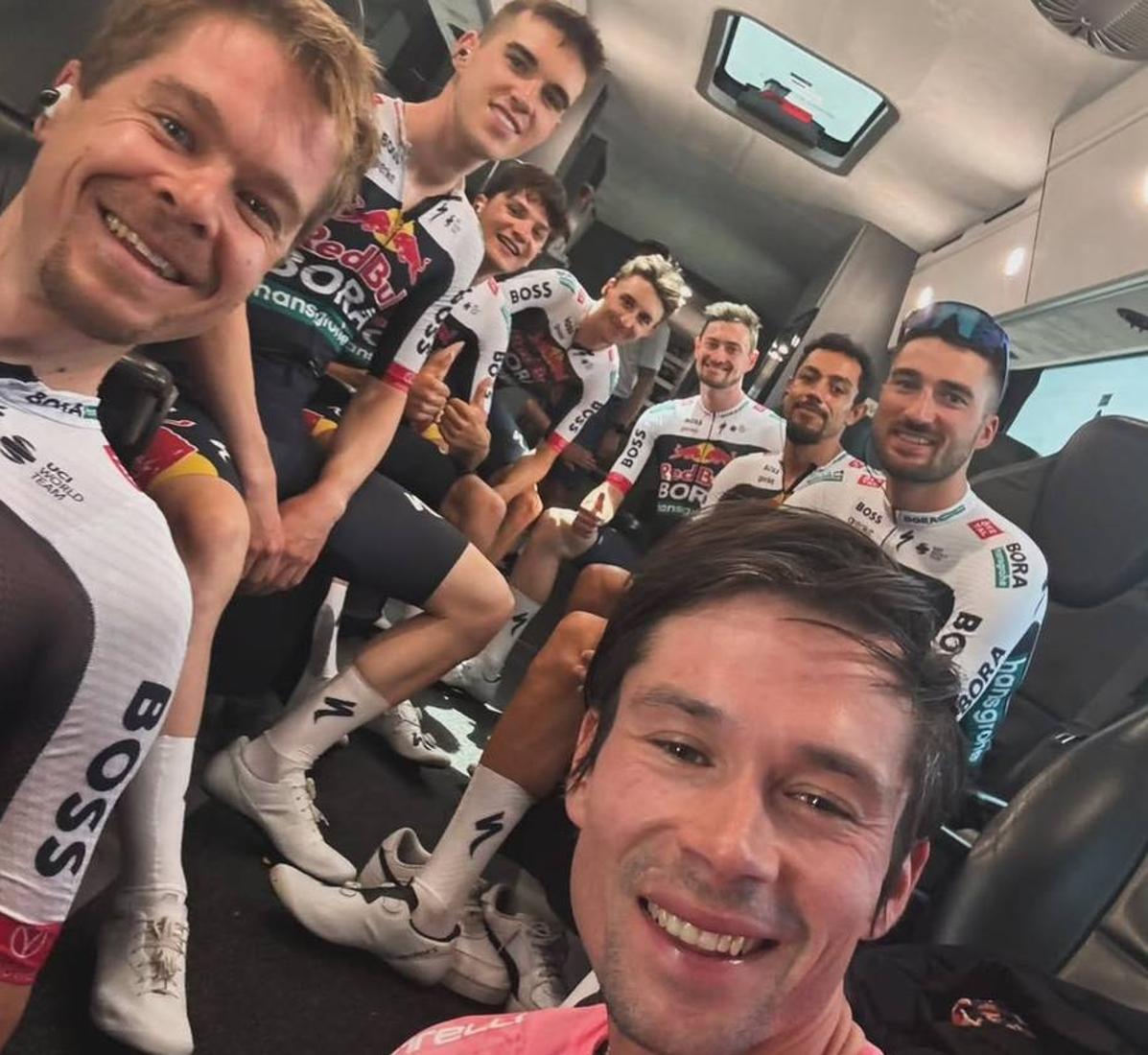 Roglic, en primer plano, con sus compañeros del Bora en el traslado a Italia.