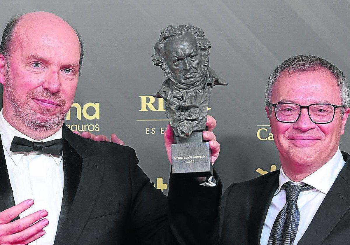 Jorge Guerricaechevarría y Daniel Monzón con el Goya a mejor guion adaptado por 'Las leyes de la frontera'.