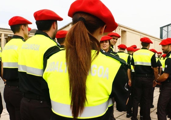 Bildu pide a los futuros policías municipales que se comprometan a portar y usar armas