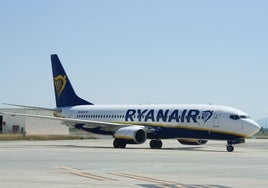 Un avión de Ryanair en el aeropuerto de Vitoria.
