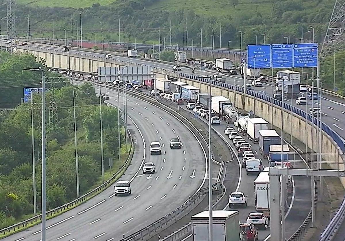 La A-8 recupera la normalidad tras varias horas colapsada entre Trapagaran y Barakaldo