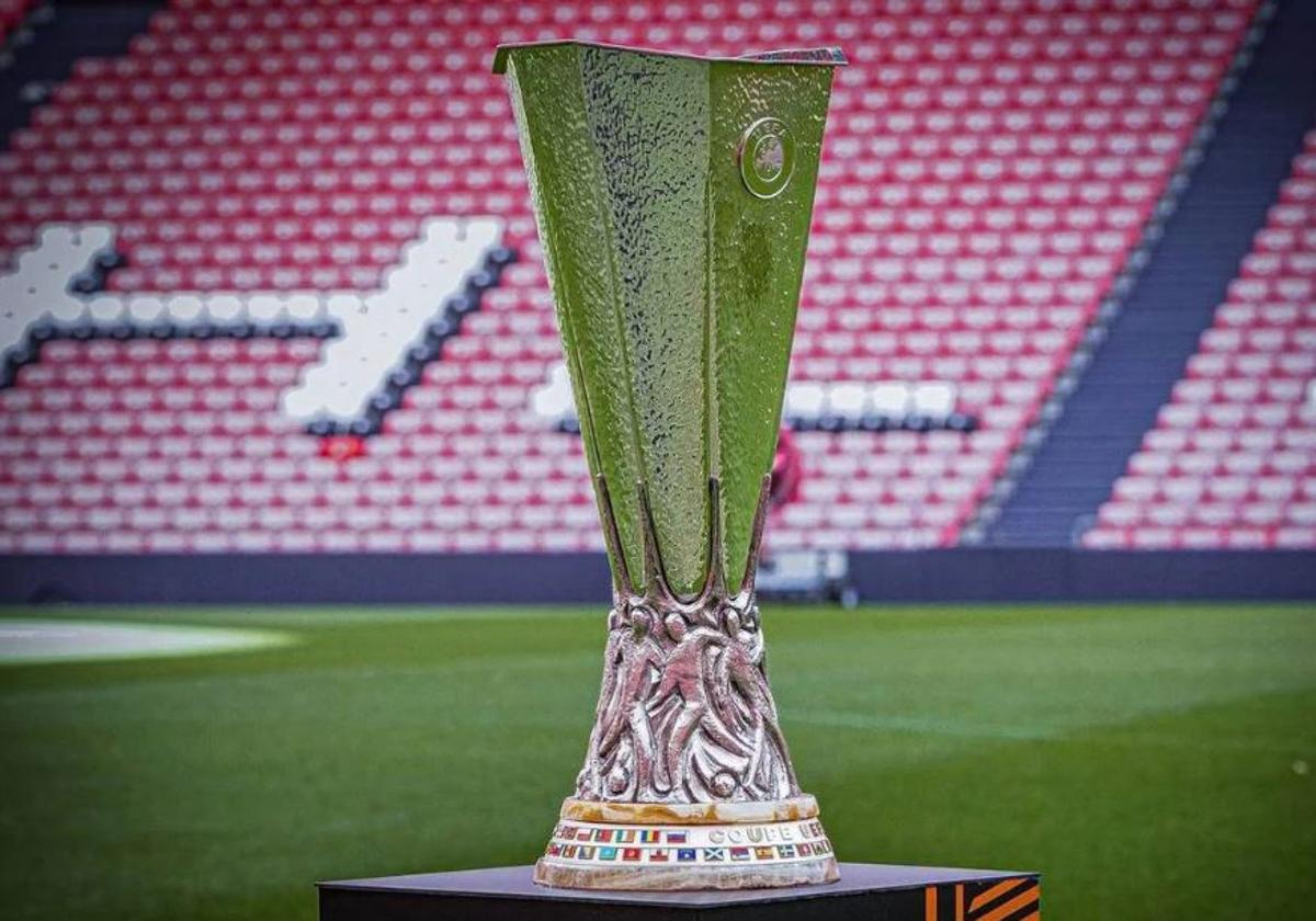 Sácate una foto con el trofeo de la Europa League este sábado