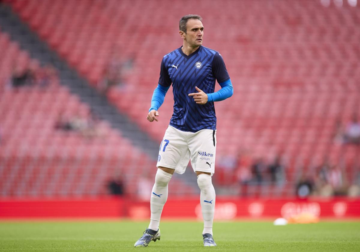 Kike García calienta en el césped de San Mamés.