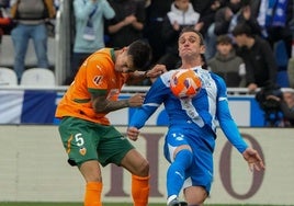 Kike controla un balón con el pecho.