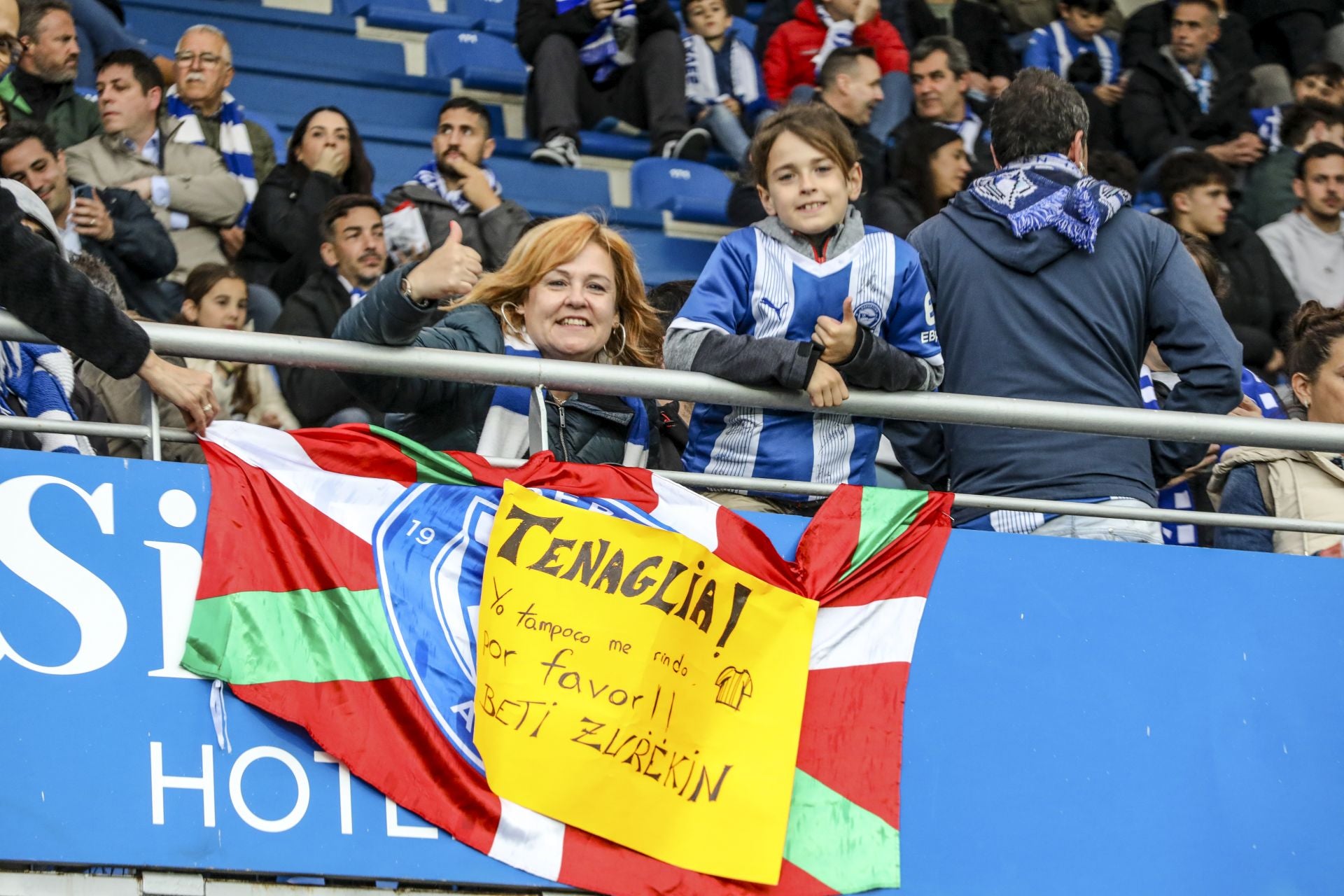 El apoyo de la afición albiazul en imágenes
