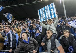 La afición alavesista celebra el triunfo de su equipo.