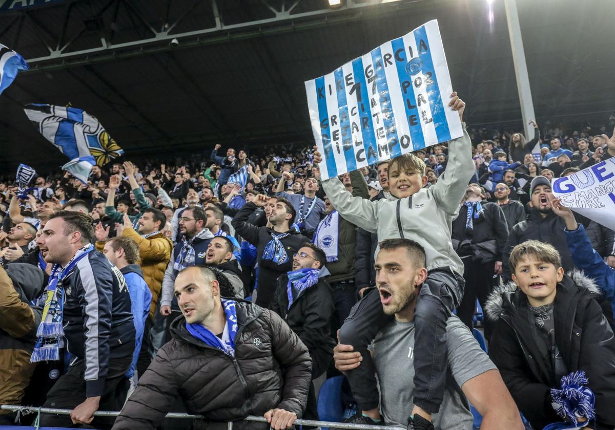 La afición alavesista celebra el triunfo de su equipo.