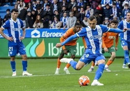 Jordán se dispone a ejecutar el penalt.