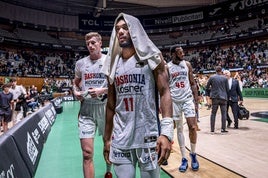 Trent Forrest camina hacia el vestuario junto a Luka Samanic y Donta Hall tras caer en Badalona.