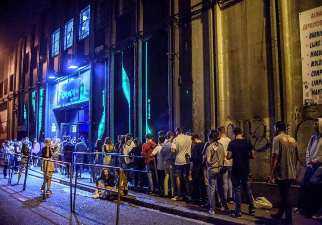 Cola para entrar en la sala Fever/Santana 27 de Bilbao.