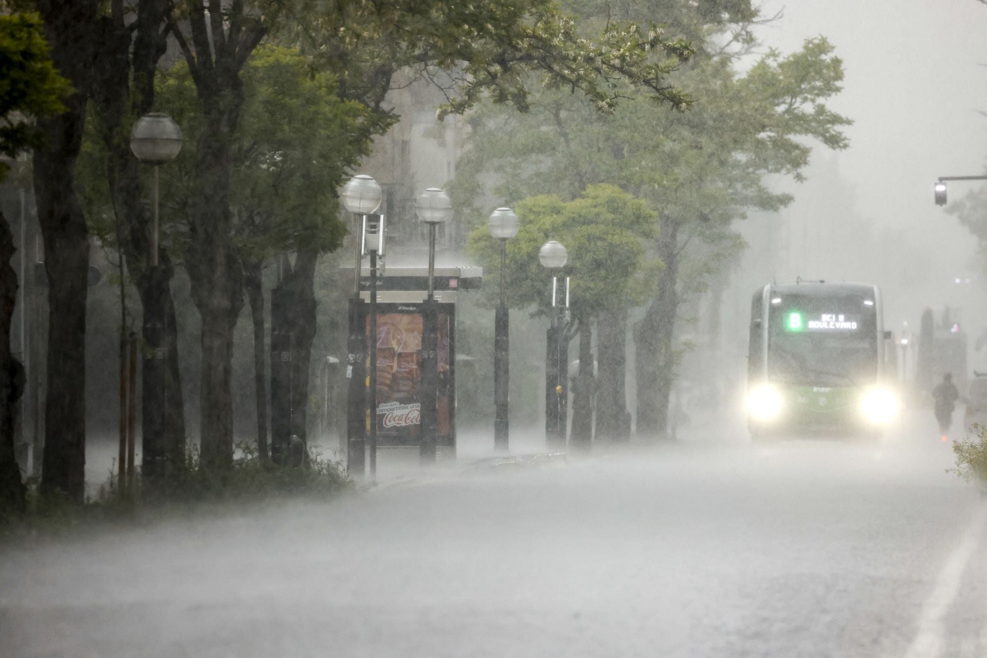 La tromba de agua inundó calles y generó numerosas balsas en Vitoria.