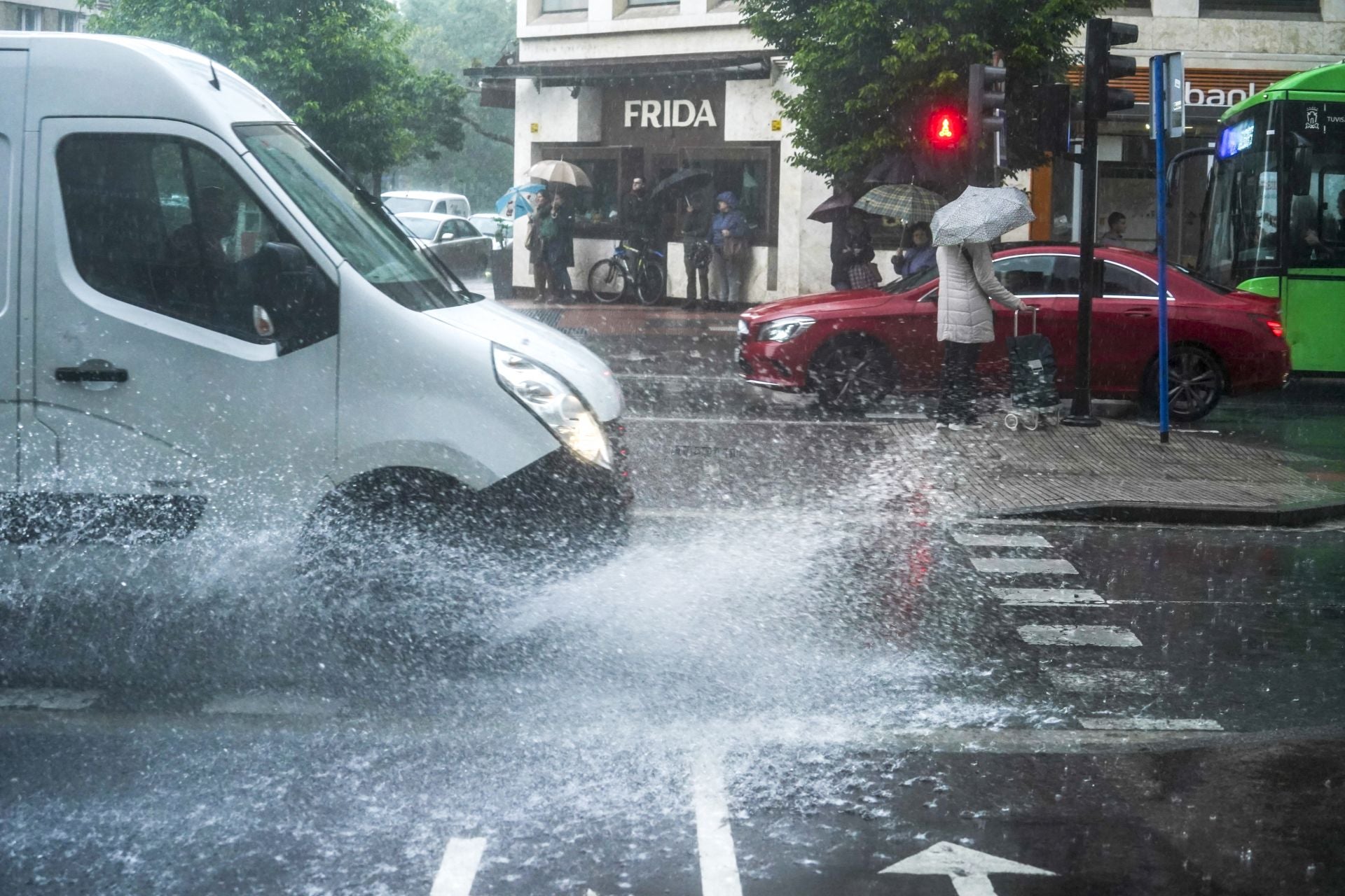 La tromba de agua inundó calles y generó numerosas balsas en Vitoria.
