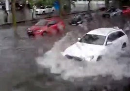 Una tromba de agua inunda varias calles y llena Vitoria de balsas en media hora
