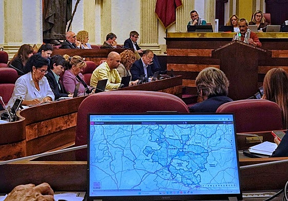 Un procurador consulta el mapa de Álava durante el debate de este miércoles en las Juntas Generales de Álava.