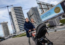 Una pareja camina por una zona de viviendas en construcción en Vitoria.