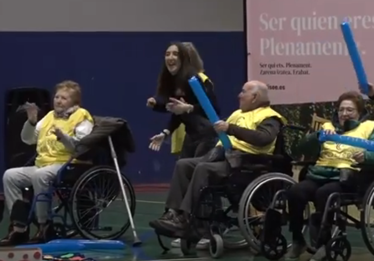 El colegio Berrio Otxoa celebra sus 'All impiadas', unas jornadas deportivas intergeneracionales
