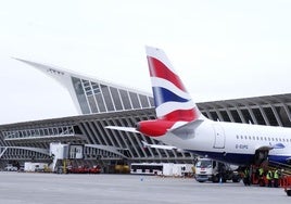 Un avión de British, estacionado junto a la terminal de Loiu, en 2013, cuando la aerolínea aún operaba en Bilbao.