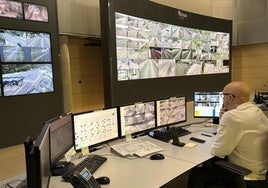 Un trabajador del centro de control de tráfico de Peñascal vigila la evolución del tráfico en este miércoles en los túneles de Artxanda y la Supersur.
