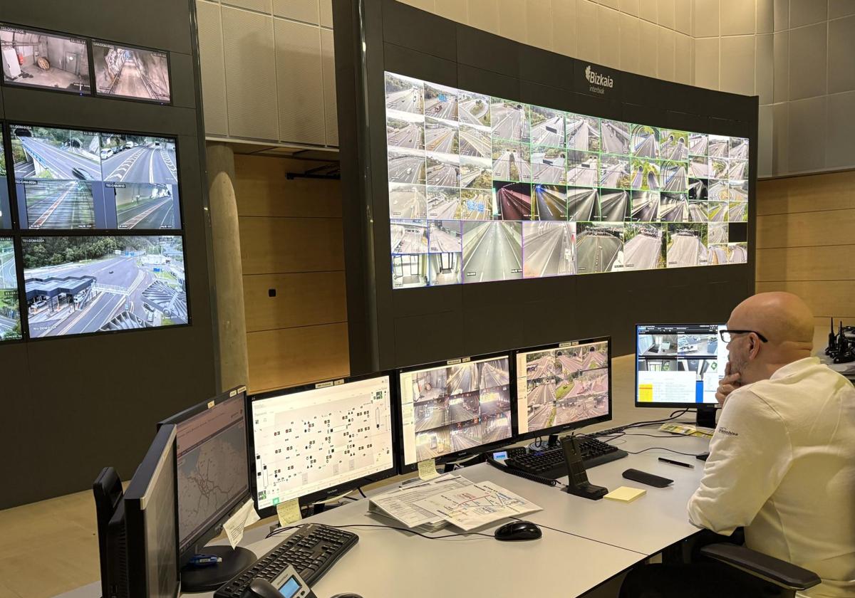 Un trabajador del centro de control de tráfico de Peñascal vigila la evolución del tráfico en este miércoles en los túneles de Artxanda y la Supersur.