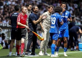 Bordalás anima a sus jugadores durante el encuentro contra el Valencia en Mestalla.